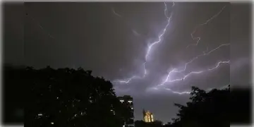 Read more about - WB Weather | কলকাতা-সহ দক্ষিণবঙ্গের সব জেলায় বিক্ষিপ্তভাবে বজ্রবিদ্যুৎ-সহ বৃষ্টির সম্ভাবনা! গরম কি আদৌ কমবে?