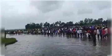 Read more about - Bangladeshi Minority | কাঁটাতারের ওপারে শয়ে শয়ে ভিড় করে আশ্রয় 'ভিক্ষা'! ‘জয় শ্রীরাম’ স্লোগান তুললেন বাংলাদেশি শরণার্থীরা