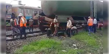 Read more about - Train Derailed | সাতসকালে লাইনচ্যুত মালগাড়ি, শিয়ালদহ-বজবজ শাখায় ব্যাহত ট্রেন চলাচল