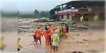 Read more about - Wayanad Landslide | ওয়েনাড়েতে মৃতের সংখ্যা বেড়ে ৩১৬! উদ্ধারকাজের জন্য বানানো হচ্ছে বেইলি ব্রিজ,আসছে স্নিফার ডগ