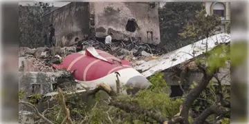 Read more about - Ahmedabad plane crash | "এক টাকাও ক্ষতিপূরণ দেওয়া হবে না।" এয়ার ইন্ডিয়ার বিরুদ্ধে নিহতদের পরিবারকে হুমকির অভিযোগ!