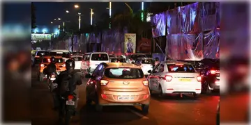 Read more about - Kolkata Traffic | শ্রীভূমিতে গিজগিজে ভিড়, ভিআইপি রোডে ট্রাফিক সামলাতে তৎপর বিধাননগর কমিশনারেট