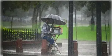 Read more about - Weather Update | নিম্নচাপের জেরে রাজ্যজুড়ে দুর্যোগ, ফের বজ্রবিদ্যুৎ সহ বৃষ্টির আশঙ্কা মহানগরে