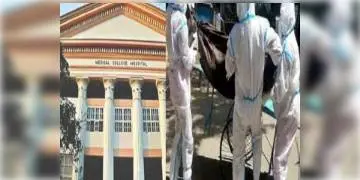 Read more about - মেডিক্যাল কলেজে হূলস্থূল কাণ্ড! করোনা আক্রান্ত এক রোগী হাসপাতালের কার্নিশে উঠে পরে