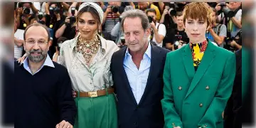 Read more about - কান চলচ্চিত্র উৎসবের প্রথমদিনেই মোহময়ী সাজে অভিনেত্রী দীপিকা পাড়ুকোন, নজর কাড়লেন সকলের