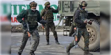 Read more about - India-Pak Border | শান্তিচুক্তি লঙ্ঘন করে জম্মু কাশ্মীরে গুলি চালাল পাক সেনা! জখম বিএসএফের এক জওয়ান