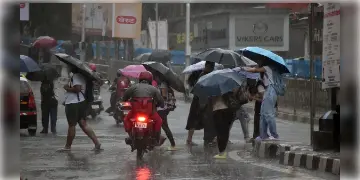Read more about - Weather Update | ফের বৃষ্টির কবলে কলকাতা, কমলা সতর্কতা আর কোন কোন জেলায়?