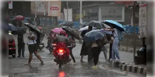 Read more about - Weather Update | ফের বৃষ্টির কবলে কলকাতা, কমলা সতর্কতা আর কোন কোন জেলায়?