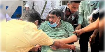 Read more about - কমছে না বুকের ব্যথা, এসএসকেএম থেকে রামরিক হাসপাতালে স্থানান্তরিত করা হল অনুব্রতকে