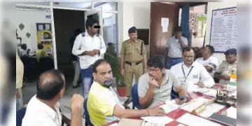 Read more about - Asansol: এবার ভুঁয়ো টিকিট কালেক্টর, হাতেনাতে রেলের আইডি কার্ড সহ গ্রেফতার ১