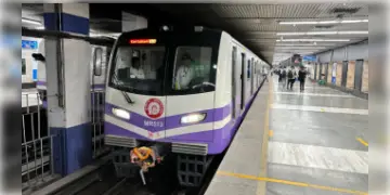 Read more about - Kolkata Metro | নোয়াপাড়া কারশেডে এলো দুটি ডালিয়ান রেক! অত্যাধুনিক এই রেকের রয়েছে একাধিক চমক-বৈশিষ্ট