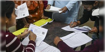 Read more about - SIR | বিদেশে কর্মরত ভোটারদের জন্যে SIR-এর শুনানি পর্বে বিশেষ নোটিশ জারি নির্বাচন কমিশনের