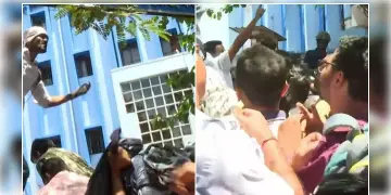 Read more about - Kasba | চাকরিহারা স্কুল শিক্ষকদের ওপর লাঠিচার্জ পুলিশের! অসুস্থ হয়ে পড়লেন এক স্কুল শিক্ষক! বিক্ষোভে উত্তাল কসবার DI অফিস!