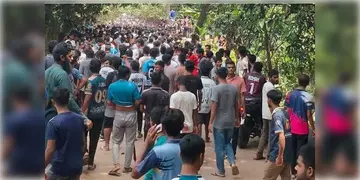 Read more about - Bangladesh | বাংলাদেশে ছাত্রীকে আঘাত দারোয়ানের! শিক্ষার্থী এবং স্থানীয় বাসিন্দাদের সংঘর্ষে জারি ১৪৪ ধারা