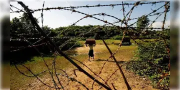 Read more about - India-Bangladesh Border | ভারত বাংলাদেশ সীমান্তে ব্যাপক উত্তেজনা! কাঁটা তারের বেড়া দেওয়াতে বাধা বিজিবির