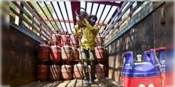 Read more about - Gas Cylinder | গ্যাস সরবরাহ বাড়লো দ্বিগুণ , জ্বালানি সংকটের ভয়ের মাঝেই বড় সিদ্ধান্ত কেন্দ্রের!