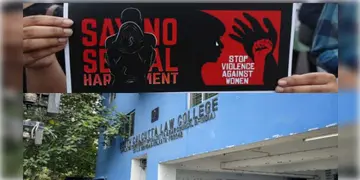 Read more about - Kasba Law College | CCTVতে ধরা পড়েছে গণধর্ষণের আগের মুহূর্ত! কসবার কলেজ থেকে উদ্ধার নমুনা-হকি স্টিক!