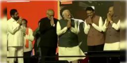 Read more about - Devendra Fadnavis | প্রধানমন্ত্রীর উপস্থিতিতে মহারাষ্ট্রের মুখ্যমন্ত্রী হিসেবে শপথ পাঠ করলেন ফড়ণবিস! ডেপুটির পদ পেলেন শিন্ডে