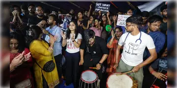 Read more about - Doctor Protest | 'দ্রোহ কার্নিভাল' কর্মসূচি থেকে পিছু হঠা দূর, উল্টে মুখ্যসচিবকেই কার্নিভালে আমন্ত্রণ জানালেন সিনিয়র চিকিৎসকরা