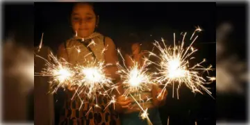 Read more about - Diwali Crackers | বাজি ফাটানোর সময় বেধে দিলো দূষণ নিয়ন্ত্রণ পর্ষদ! দীপাবলির বাজি ফাটাতে গিয়ে দুর্ঘটনার কবলে পড়লে কী করবেন?