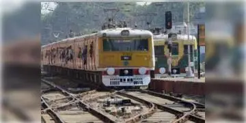 Read more about - রাজ্যের মুখ্যমন্ত্রী মমতা বন্দ্যোপাধ্যায় ঘোষণা করলেন বৃহস্পতিবার থেকে বাংলায় বন্ধ থাকবে লোকাল ট্রেন