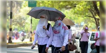 Read more about - দক্ষিণবঙ্গে বাড়ছে ভ্যাপসা গরম, আজ কি বঙ্গে বৃষ্টির সম্ভাবনা রয়েছে?