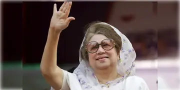 Read more about - Khaleda Zia-Bangladesh । খালেদা জিয়াকে মুক্তির নির্দেশ! কারাগারে হামলা চালিয়ে 'বন্দি'দের মুক্ত করলেন আন্দোলনকারীরা