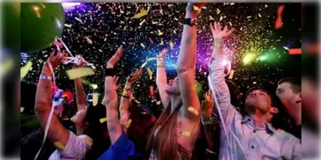 Read more about - New Year 2025 | ২০২৪ সাল পেরিয়ে ২০২৫ এ পা! নিউ ইয়ার পার্টি করেও কীভাবে সুস্থ্য থাকবেন? জানুন চিকিৎসকের থেকে