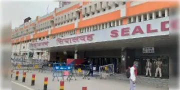 Read more about - শিয়ালদহে নাজেহাল যাত্রীরা, লকডাউনে পাওয়া যাচ্ছেনা ট্যাক্সি এছাড়াও অতিরিক্ত ভাড়া চাওয়ার অভিযোগ