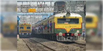 Read more about - Howrah-Bandel Train | হঠাৎ দাঁড়িয়ে গেলো ট্রেন, বেরোলো কালো ধোঁয়া! আতঙ্ক হাওড়া-ব্যান্ডেল লোকালে!