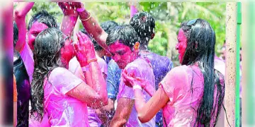 Read more about - West Bengal Weather | গত ৫৪ বছরে এই নিয়ে দ্বিতীয়বার! 'অকাল বৃষ্টি'র জেরে কলকাতায় স্বাভাবিকের থেকে ১৩ডিগ্রি কমলো তাপমাত্রা! হোলির দিনও কি মাটি করবে বৃষ্টি?