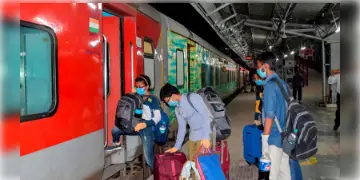 Read more about - Sealdah Helpline Number | শিয়ালদহ স্টেশনে জিনিস হারালে খুঁজে দেবে আরপিএফ! ফোন করুন রেলের বিশেষ নম্বরে!