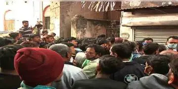 Read more about - জোড়াবাগান কাণ্ডে একজনকে আটক করল পুলিশ, চারতলার সিঁড়ি থেকে উদ্ধার হয় ৮ বছরের বালিকার মৃতদেহ