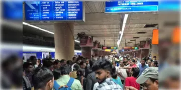 Read more about - Kolkata Metro | ফের মেট্রোতে মারণ ঝাঁপ! চাঁদনি চক মেট্রো স্টেশনের লাইনে ঝাঁপ দিয়ে আত্মহত্যার চেষ্টা! ব্যাহত মেট্রো পরিষেবা