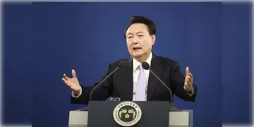 Read more about - South Korea | দক্ষিণ কোরিয়ায় জারি সামরিক আইন! ‘কমিউনিস্ট বাহিনীর’ হাত থেকে দেশকে রক্ষা করতে সিদ্ধান্ত প্রেসিডেন্ট ইওলের