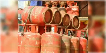 Read more about - জুন মাসের শুরুতেই স্বস্তির খবর! এলপিজি গ্যাসের দাম ১৩৫ টাকা সস্তা হল