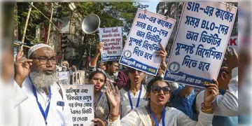 Read more about - BLO | একের পর এক BLO-দের মৃত্যু, ক্ষতিপূরণের দাবিতে CEO দপ্তরের সামনে চলছে বিক্ষোভ