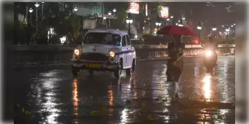 Read more about - Weather | কলকাতা-সহ দক্ষিণবঙ্গে ঝমঝমিয়ে বৃষ্টির পূর্বাভাস! উত্তর-পূর্ব বঙ্গোপসাগরে অবস্থান করেছে ঘূর্ণাবর্ত!