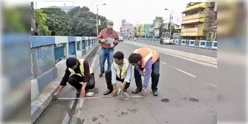Read more about - Sealdah Flyover । বিদ্যাপতি সেতুর ৭২টি পিলারের ৪০টি পিলারই রয়েছে বাজারের মধ্যে! শীঘ্রই হবে শিয়ালদা ফ্লাইওভারের স্বাস্থ্য পরীক্ষা!