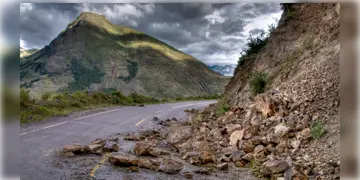 Read more about - NH 10 | লাগাতার বৃষ্টি-ধসে বিপর্যস্ত ১০ নম্বর জাতীয় সড়ক! যান চলাচলে জারি হলো নিষেধাজ্ঞা!