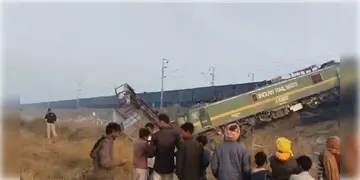 Read more about - Train Accident | একই লাইনে দুটি ট্রেন! উত্তরপ্রদেশে মালগাড়ির পেছনে এসে সজোরে ধাক্কা আরেক মালগাড়ির!