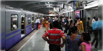 Read more about - Kolkata Metro | 'আত্মহত্যা'র চেষ্টা নয়, পেছন থেকে দেওয়া হয়েছিল ধাক্কা? এসপ্ল্যানেড মেট্রো স্টেশনের ঘটনায় বাড়তে বিতর্ক