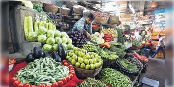 Read more about - Vegetable Price | সবজির দামে আগুন! পাইকারি ও খুচরো বাজারের বিপুল ফারাকে পকেট ফাঁকা মধ্যবিত্তের!