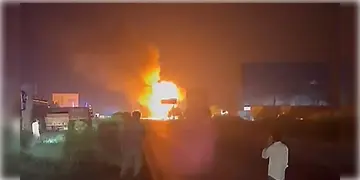 Read more about - Jaipur highway | ভররাতে সিলিন্ডার বোঝাই ট্রাকে একাধিক বিস্ফোরণ, আগুনে ঝলসে গেলো ৭টি গাড়ি