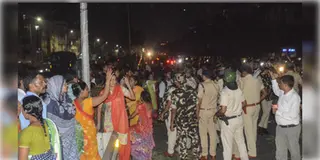 Read more about - Patna | ইন্দ্রপুরীর ২ শিশু হত্যাকাণ্ডে বিক্ষোভ পাটনার জনতার, জ্বালানো হলো পুলিশভ্যান, আহত ৫ পুলিশকর্মী