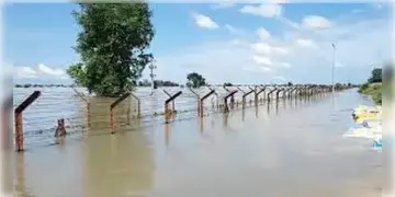 Read more about - Punjab | বন্যায় ধুয়েমুছে সাফ ভারত-পাকিস্তান চেকপোস্ট 'ইরাবতী নদীবাঁধ'! অনুপ্ৰবেশের আশঙ্কা সেনার