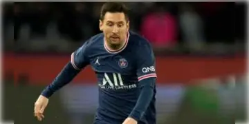 Read more about - বার্সেলোনার পথে কি পা বাড়াচ্ছেন লিওনেল মেসি?