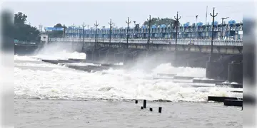 Read more about - DVC | দুর্গাপুর ব্যারাজ থেকে বাড়ানো হলো জল ছাড়ার পরিমাণ! সমস্যায় পড়তে পারেন নিম্ন অববাহিকায় বসবাসকারীরা