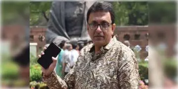 Read more about - কেন্দ্রীয় মন্ত্রীর থেকে কাগজ কেড়ে নেওয়ার অপরাধে শান্তনু সেনকে গোটা বাদল অধিবেশনে সাসপেন্ড করা হল