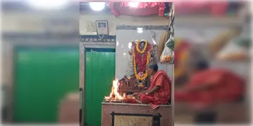 Read more about - Kasai Kali । কেন মাংসের দোকানে হয় কালীপুজো?কীভাবে কলেজ স্ট্রিটের মাংসের দোকান থেকে রাজ্যজুড়ে ছড়িয়ে পড়লো কসাই কালীর পুজো?